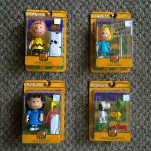 FOUR (4) Charlie Brown Peanuts Halloween Toy Sets